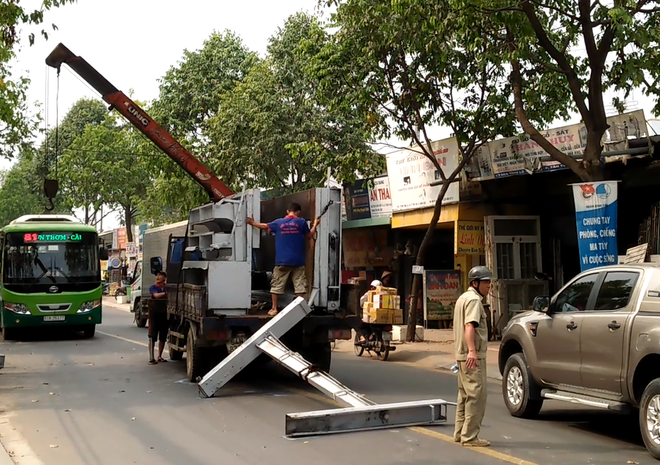 TP.HCM: Nữ sinh bị khung sắt nặng gần 100 kg rơi trúng người khi đang đi đường - Ảnh 2.