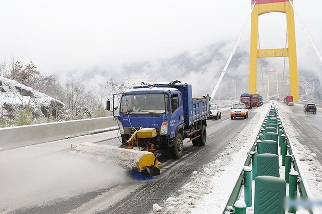 Ảnh: Trung Quốc chống chọi với tuyết lạnh rơi dày cản trở giao thông - Ảnh 2.