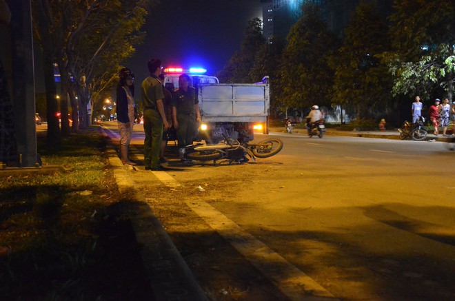 TP.HCM: Nam công nhân tử vong bất thường cạnh xe máy trên đại lộ Mai Chí Thọ - Ảnh 1.