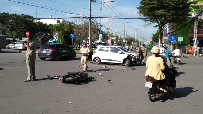 Vượt đèn đỏ, nam thanh niên 20 tuổi tử vong giữa giao lộ ở Sài Gòn - Ảnh 1.