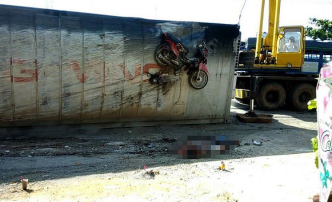 Xe container lật khi đang chạy, đ&egrave; n&aacute;t người đi xe m&aacute;y - Ảnh 2.
