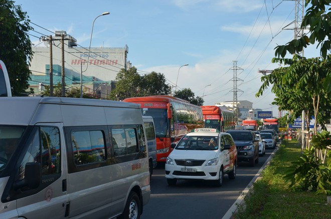 Thanh niên xăm trổ nghi ngáo đá leo lên cột điện cao thế hò hét, nhún nhảy suốt 5 tiếng - Ảnh 2.