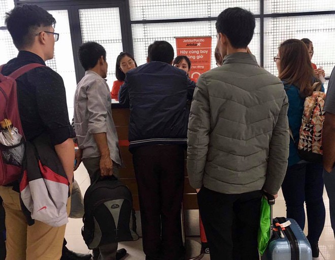 M&aacute;y bay Jetstar đi S&agrave;i G&ograve;n hạ c&aacute;nh ngay sau khi vừa cất c&aacute;nh tại Nội B&agrave;i - Ảnh 4.