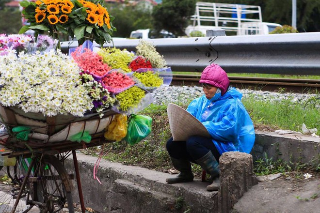 Chùm ảnh: Người dân Hà Nội khoác cả chăn bông, mặc áo mưa xuống phố để tránh rét - Ảnh 12.