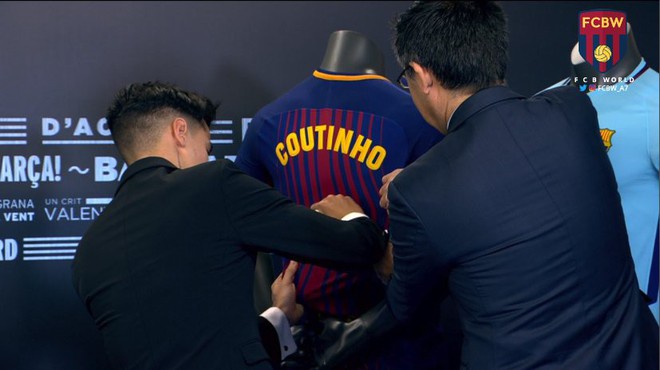 Coutinho mang hung tin cho Barcelona trong ngày chính thức kí hợp đồng - Ảnh 2.