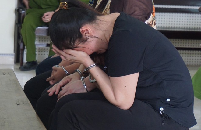 Bản &aacute;n ch&aacute;t đắng cho những b&oacute;ng hồng kh&ocirc;ng ch&aacute;n cơm... t&ugrave; - Ảnh 2.