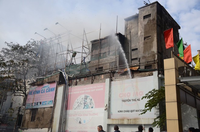 Hà Nội: Cháy lớn nhà dân ngay cạnh chợ Mơ, cột khói dày đặc bốc cao hàng chục mét - Ảnh 5.