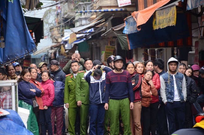 Hà Nội: Cháy lớn nhà dân ngay cạnh chợ Mơ, cột khói dày đặc bốc cao hàng chục mét - Ảnh 2.