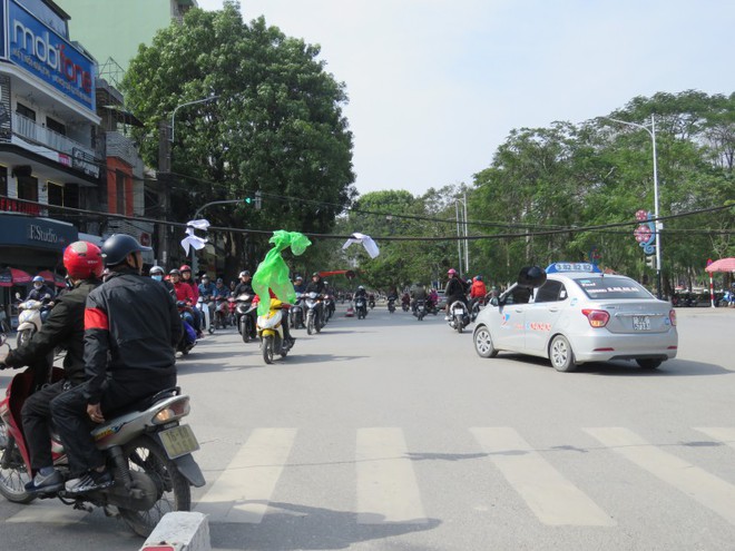 Hết hồn với mớ d&acirc;y điện vắt ngang đường như th&ograve;ng lọng - Ảnh 1.