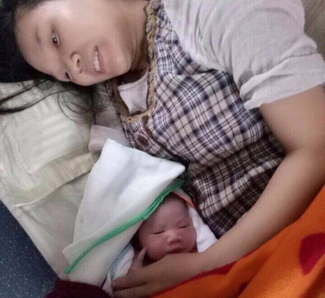Sản phụ bất ngờ chuyển dạ, cả tổ t&agrave;u Thống Nhất trở th&agrave;nh b&agrave; đỡ bất đắc dĩ - Ảnh 1.