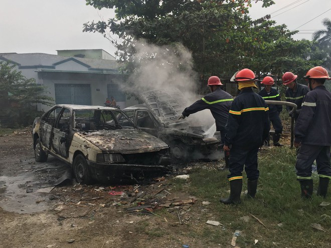 TP. HCM: Một người đốt r&aacute;c, hai chiếc &ocirc; t&ocirc; bị thi&ecirc;u rụi v&igrave; lửa ch&aacute;y lan - Ảnh 2.