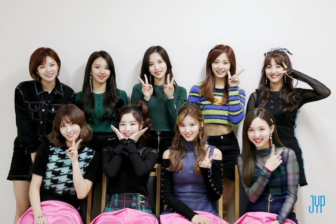 JYP đ&atilde; vượt mặt YG trong Top 3 &ocirc;ng tr&ugrave;m Kpop - Ảnh 2.