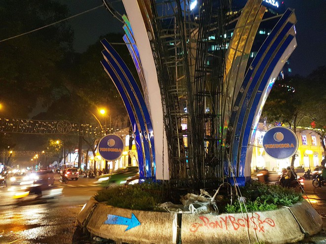 Ch&aacute;y đ&egrave;n trang tr&iacute; Tết gần Nh&agrave; thờ Đức B&agrave;, người đi đường hốt hoảng bỏ chạy - Ảnh 4.