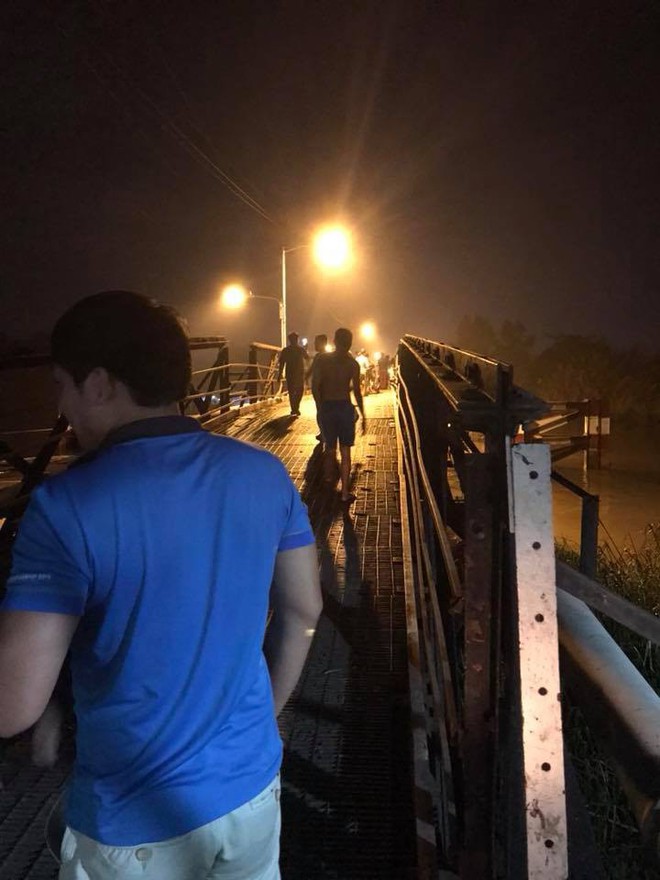 Nh&acirc;n chứng vụ sập cầu ở S&agrave;i G&ograve;n: T&agrave;i xế chỉ kịp k&ecirc;u l&ecirc;n Cứu, cứu rồi chiếc xe tải ch&igrave;m dần - Ảnh 4.