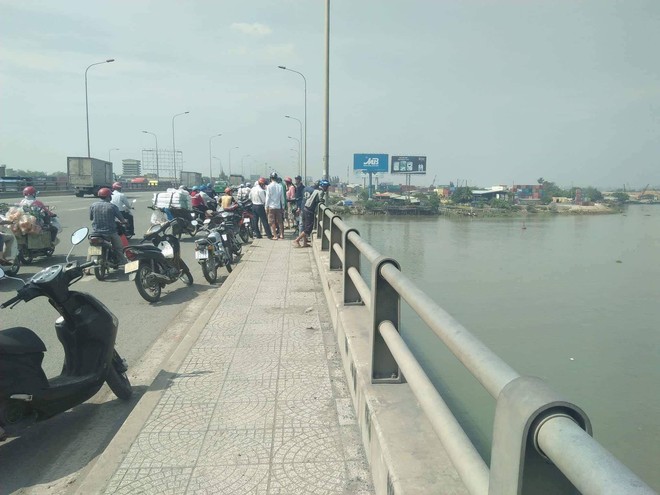 Bỏ lại xe m&aacute;y, người đ&agrave;n &ocirc;ng tự lấy mũ bảo hiểm đập v&agrave;o đầu rồi nhảy s&ocirc;ng Đồng Nai tự tử  - Ảnh 1.