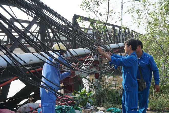 Vụ sập cầu Long Kiển ở Sài Gòn: Công an tạm giữ tài xế xe tải, bố trí lộ trình mới cho phương tiện qua khu vực - Ảnh 2.