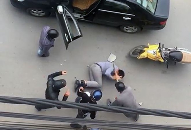 Lộ nguy&ecirc;n nh&acirc;n vụ t&agrave;i xế bị l&ocirc;i khỏi &ocirc; t&ocirc;, đ&aacute;nh d&atilde; man tr&ecirc;n đường  - Ảnh 2.