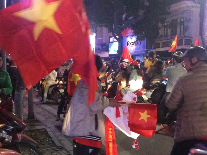 200k một lá cờ vẫn đầy người mua trong đêm U23 Việt Nam chiến thắng địa chấn trước Iraq - Ảnh 2.