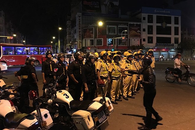 Hàng trăm xe máy đi bão, bị cảnh sát bắt giữ - Ảnh 2.