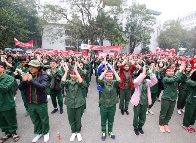 Hoa hậu Đỗ Mỹ Linh cùng hàng ngàn sinh viên tham dự khai mạc ngày hội hiến máu Chủ Nhật Đỏ 2018 - Ảnh 1.