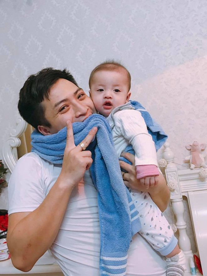 Đã tìm ra ông bố dễ thương trong clip cắn chặt khăn cổ vũ U23 Việt Nam chiến thắng vì sợ con thức - Ảnh 1.