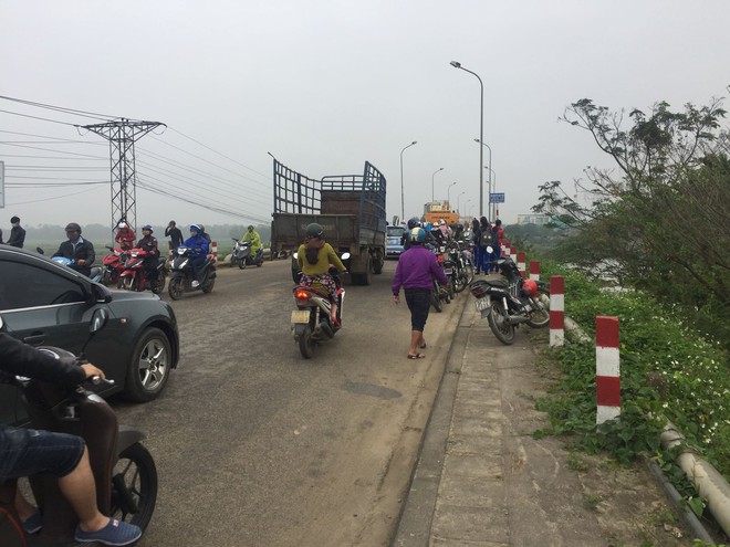 Để lại xe m&aacute;y tr&ecirc;n cầu, nam thanh ni&ecirc;n nghi nhảy cầu tự tử - Ảnh 2.