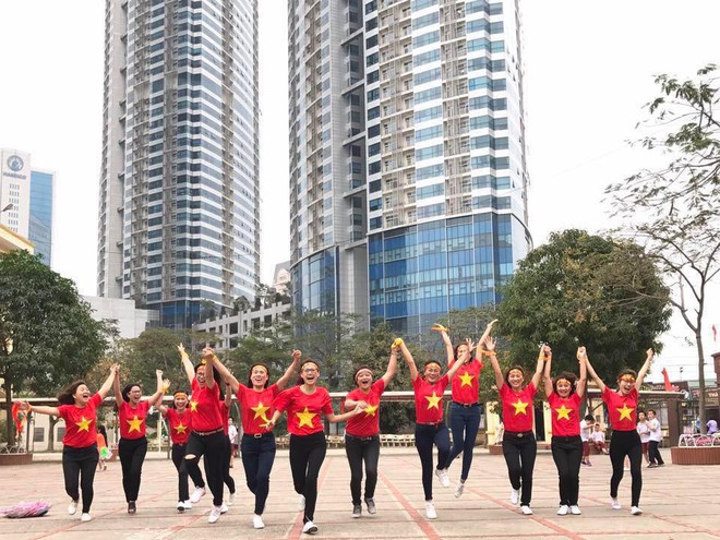 Nh&igrave;n những h&igrave;nh ảnh n&agrave;y mới thấy kh&ocirc;ng kh&iacute; sục s&ocirc;i trước trận b&aacute;n kết U23 Việt Nam - U23 Qatar đ&atilde; len lỏi đến từng ng&otilde; phố, ng&ocirc;i nh&agrave; - Ảnh 5.