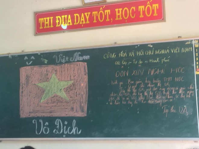 Nh&igrave;n những h&igrave;nh ảnh n&agrave;y mới thấy kh&ocirc;ng kh&iacute; sục s&ocirc;i trước trận b&aacute;n kết U23 Việt Nam - U23 Qatar đ&atilde; len lỏi đến từng ng&otilde; phố, ng&ocirc;i nh&agrave; - Ảnh 4.