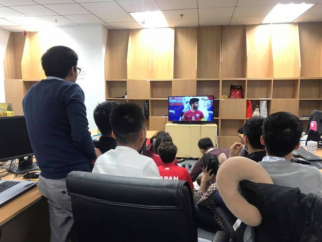 Ch&ugrave;m ảnh: Nhiều nh&acirc;n vi&ecirc;n văn ph&ograve;ng tập trung, c&ugrave;ng h&ograve; reo cổ vũ cho đội tuyển U23 Việt Nam trong trận b&aacute;n kết lịch sử - Ảnh 3.