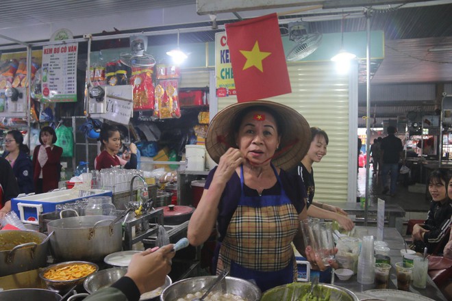 Tiểu thương Đà Nẵng treo quốc kỳ khắp chợ, nghỉ bán sớm để cổ vũ cho đội tuyển U23 Việt Nam - Ảnh 3.