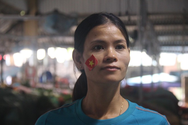 Tiểu thương Đà Nẵng treo quốc kỳ khắp chợ, nghỉ bán sớm để cổ vũ cho đội tuyển U23 Việt Nam - Ảnh 4.