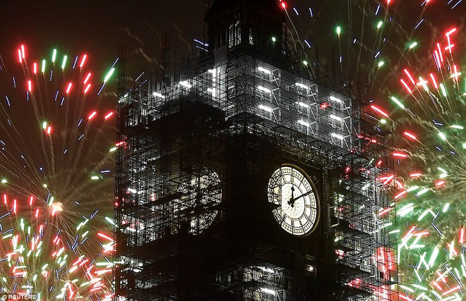 Chùm ảnh: Năm mới 2018 hân hoan trên toàn châu Âu, bầu trời London, Paris ngập tràn pháo hoa rực rỡ - Ảnh 3.