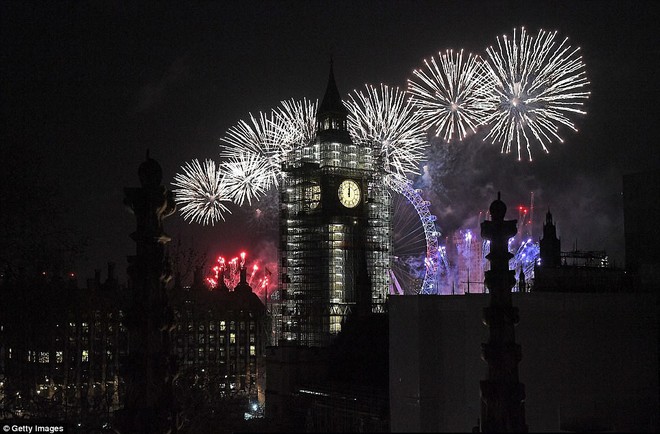 Chùm ảnh: Năm mới 2018 hân hoan trên toàn châu Âu, bầu trời London, Paris ngập tràn pháo hoa rực rỡ - Ảnh 10.