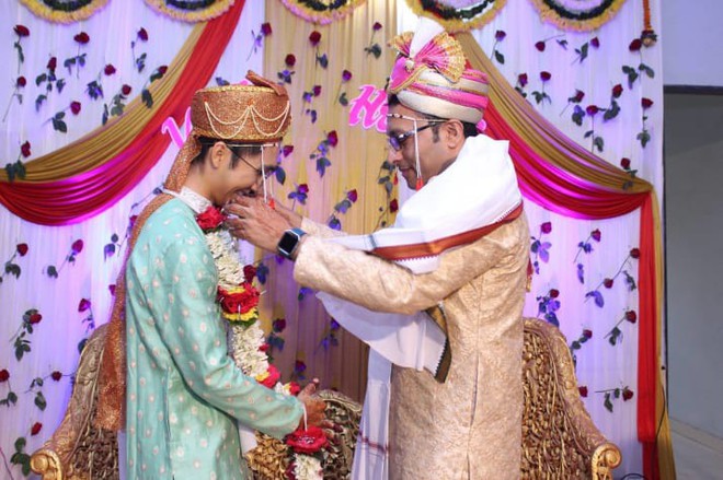 Đám cưới của chàng trai gốc Việt với bạn trai theo phong cách truyền thống Hindu gây nức lòng cộng đồng LGBT - Ảnh 2.