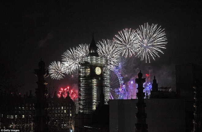 Chùm ảnh: Năm mới 2018 hân hoan trên toàn châu Âu, bầu trời London, Paris ngập tràn pháo hoa rực rỡ - Ảnh 4.