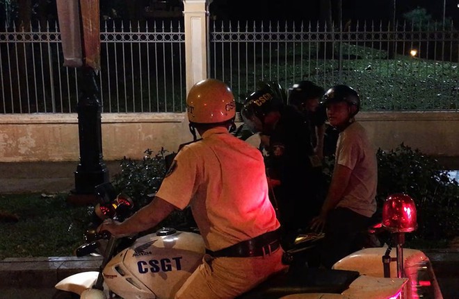H&agrave;ng trăm xe m&aacute;y đi b&atilde;o, bị cảnh s&aacute;t bắt giữ - Ảnh 4.