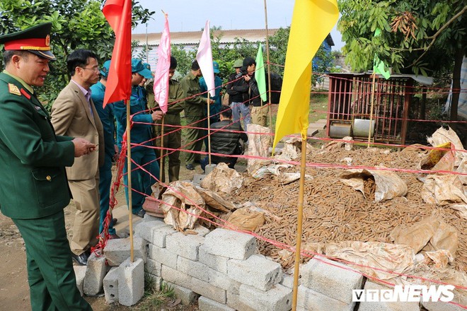 Cận cảnh gần 6 tấn đầu đạn trong vườn nhà dân ở Hưng Yên - Ảnh 5.