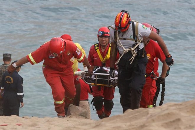 Ảnh: Gian nan cứu hộ chiếc xe bus lao xuống vực sâu cạnh biển ở Peru - Ảnh 6.
