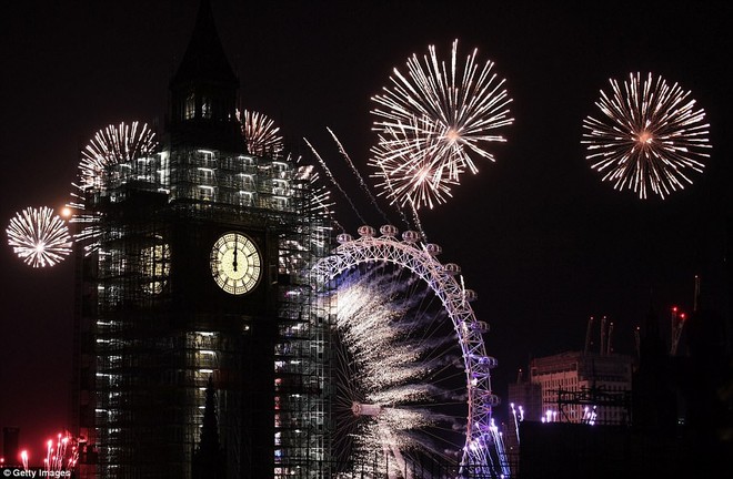 Chùm ảnh: Năm mới 2018 hân hoan trên toàn châu Âu, bầu trời London, Paris ngập tràn pháo hoa rực rỡ - Ảnh 14.