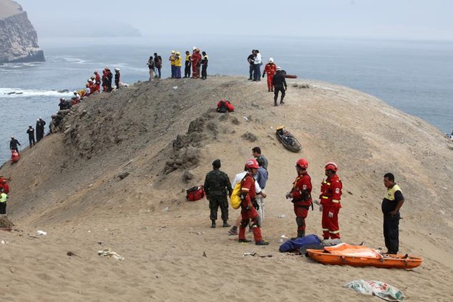 Ảnh: Gian nan cứu hộ chiếc xe bus lao xuống vực sâu cạnh biển ở Peru - Ảnh 7.