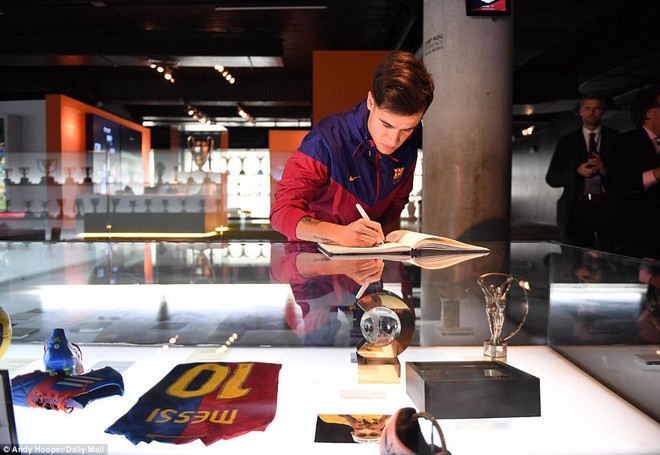 Coutinho mang hung tin cho Barcelona trong ngày chính thức kí hợp đồng - Ảnh 9.