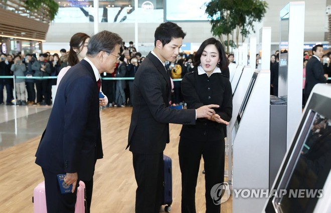 Sau vợ Song Hye Kyo, đến lượt Song Joong Ki lịch lãm, điển trai dự sự kiện tầm cỡ cùng Tổng thống Hàn - Ảnh 7.