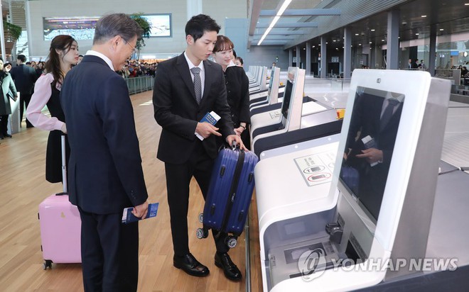 Sau vợ Song Hye Kyo, đến lượt Song Joong Ki lịch lãm, điển trai dự sự kiện tầm cỡ cùng Tổng thống Hàn - Ảnh 6.