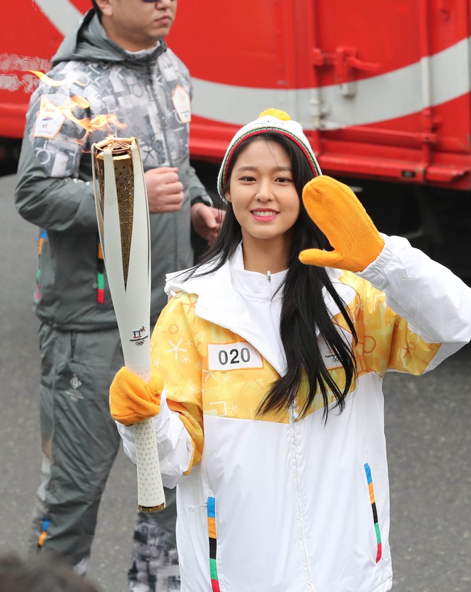 Lee Kwang Soo, Seolhyun rạng rỡ rước đuốc Olympics mùa đông - Ảnh 3.