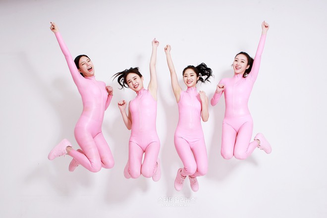 Mặc quần xuyên thấu lộ nội y để nhún nhảy, nhóm nữ này khiến netizen Hàn há hốc mồm miệng - Ảnh 6.