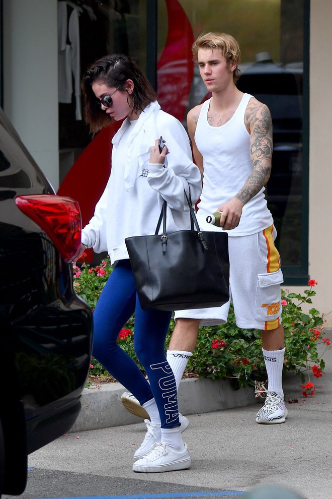Selena Gomez mặc áo ghi thông điệp yêu thương để tỏ tình với Justin Bieber? - Ảnh 3.