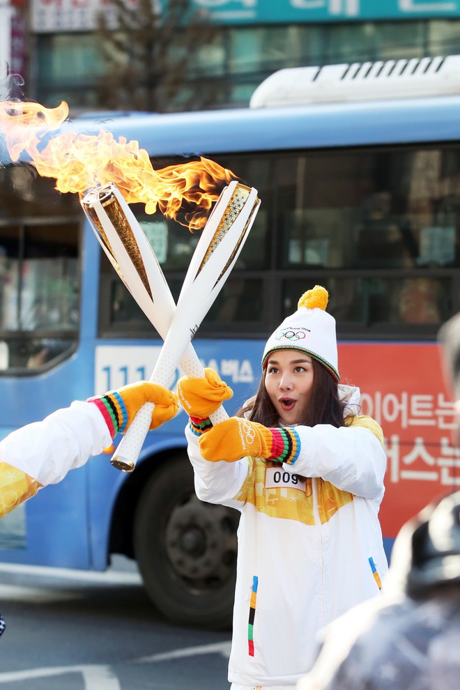 Trời lạnh -10 độ, Thanh Hằng vẫn đẹp rạng rỡ đi rước đuốc ở Thế vận hội mùa đông 2018 tại Hàn Quốc - Ảnh 6.