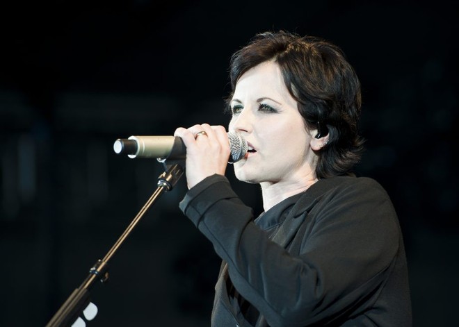 Giọng ca ch&iacute;nh của ban nhạc rock The Cranberries đột ngột qua đời ở tuổi 46 - Ảnh 1.