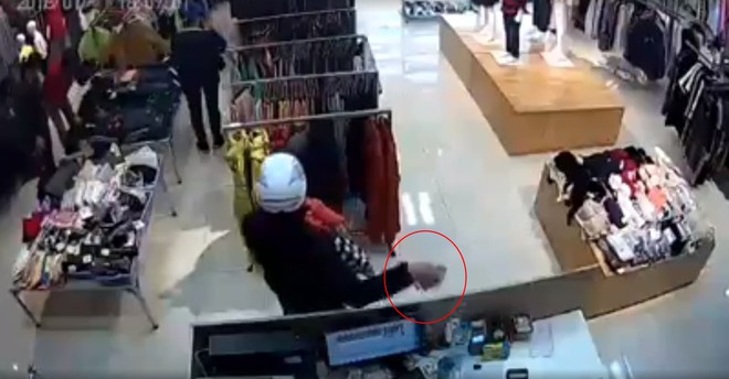 Clip g&acirc;y bức x&uacute;c: Người đ&agrave;n &ocirc;ng bế theo em b&eacute; v&agrave;o shop quần &aacute;o rồi lấy trộm 2 chiếc iPhone chỉ trong 5 gi&acirc;y - Ảnh 3.
