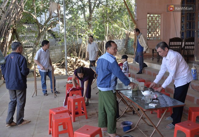 UBND huyện đến trao quà, rất nhiều người dân ở xa đến chúc mừng gia đình Thủ môn Bùi Tiến Dũng - Ảnh 1.